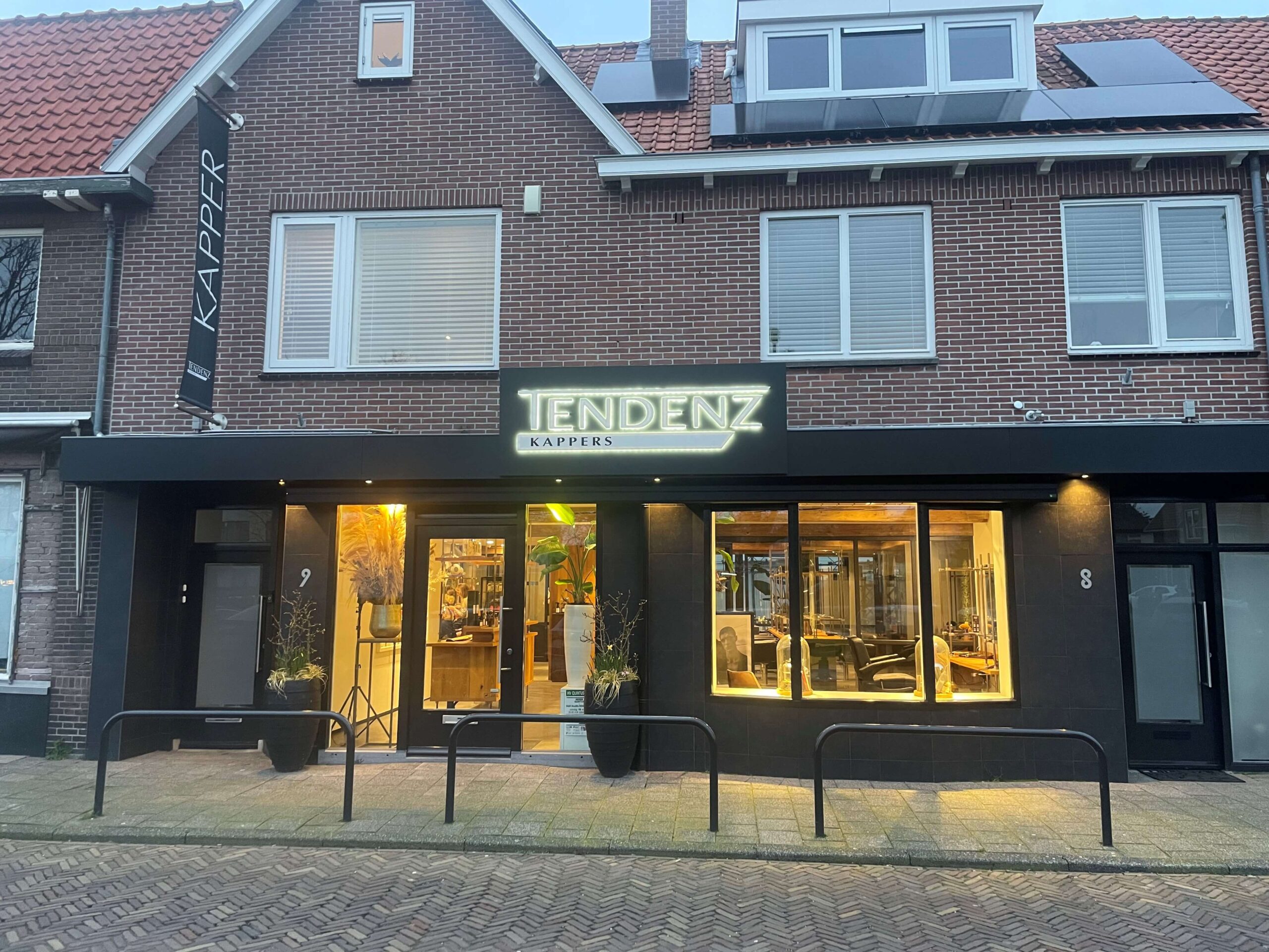 De voorgevel van de winkel Tendenzkappers in Honselersdijk.